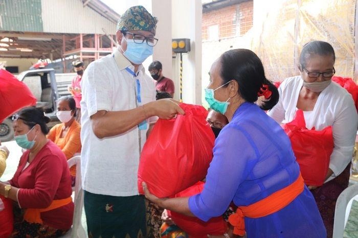 podiumnews.com-Suiasa Bantu Sembako Paiketan Pemangku dan Serati Banten Desa Adat Tuban